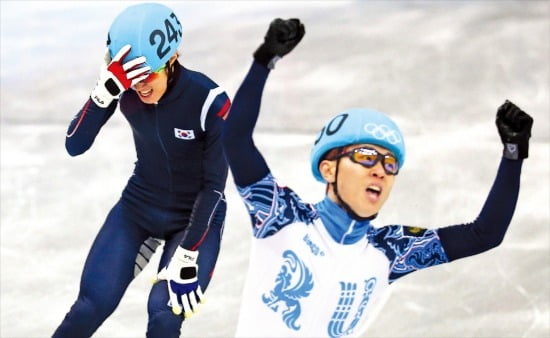 러시아 쇼트트랙 대표 안현수(오른쪽·러시아명 빅토르 안)가 2014년 소치 동계올림픽 쇼트트랙 남자 1000m 결승에서 금메달을 차지한 뒤 두팔을 번쩍 들며 기뻐하고 있다. 연합뉴스. 