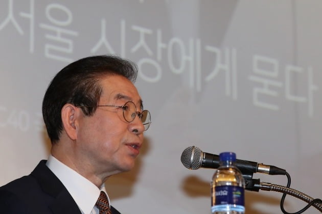 박원순 서울시장이 27일 오후 서울 중구 페럼타워에서 열린 제1회 WEA 콘퍼런스 '팬데믹과 동아시아'에서 '포스트 코로나 시대, 세상을 이끄는 새로운 표준'을 주제로 발표하고 있다. 2020.4.27 [사진=연합뉴스]