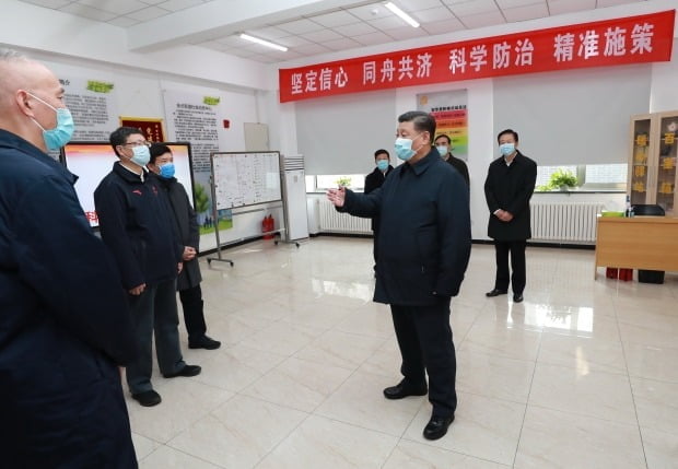 시진핑 중국 국가주석(가운데)이 지난 2월 베이징 차오양구의 코로나19(신종 코로나바이러스 감염증) 방역 현장을 방문, 관계자들에게 예방과 통제 업무에 관한 지시를 내리고 있다. 사진=연합뉴스