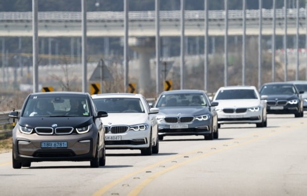 BMW 뉴 530e 차량들이 전기차 i3를 따라 주행하고 있다. 사진=BMW코리아