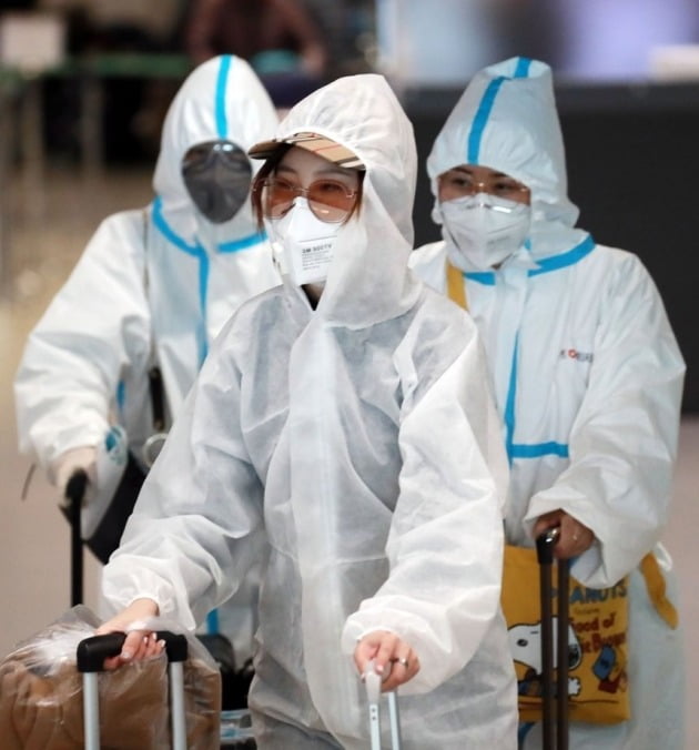 신종 코로나바이러스 감염증(코로나19)이 전 세계적으로 확산되는 가운데 지난 3일 인천국제공항 1터미널에서 방호복을 입은 중국 칭다오발승객이 입국하고 있다. 연합뉴스