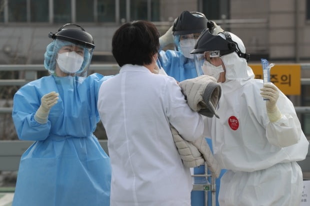 [속보] "최근 2주 신규확진, 해외유입 관련 51%, 병원 28%, 지역사회 7%"