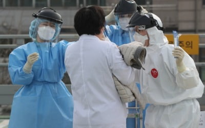 [속보] 당국 "의료진 감염, 지역사회·병원서 모르고 노출된 사례 많아"