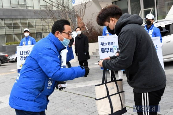 김성곤 더불어민주당 강남갑 후보가 지난 2일 유권자들에게 인사를 하고 있다. /사진=최혁 한경닷컴 기자 chokob@hankyung.com 