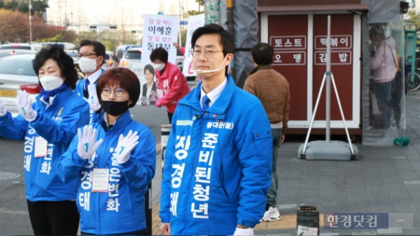 장경태 더불어민주당 서울 동대문을 후보가 지난 2일 장한평역 앞에서 지지 유세를 진행하고 있다. /사진=조상현 한경닷컴 기자 doyttt@hankyung.com