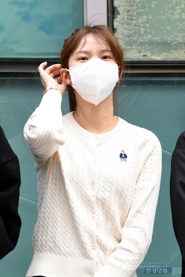[포토] CLC 최유진, '마스크가 너무 커요~'