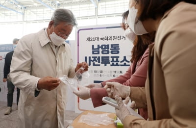 [포토] 최불암, '비닐 장갑으로 투표도 안전하게~'