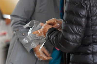 [포토] 일회용 장갑 착용하는 유권자