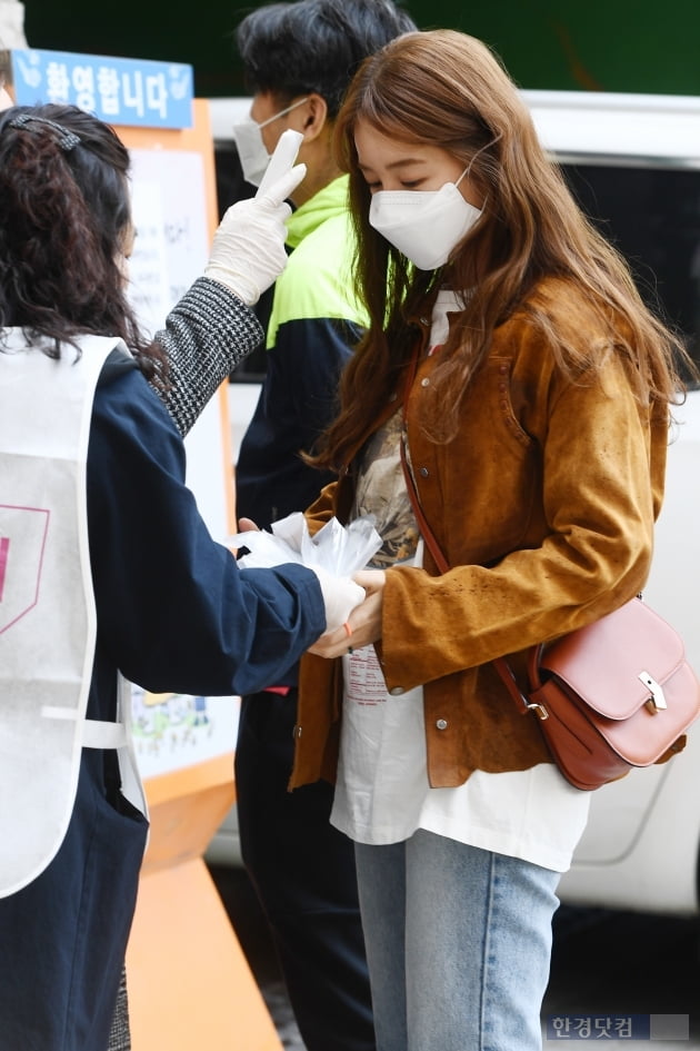 [포토] 윤은혜, '꼼꼼한 발열 체크'