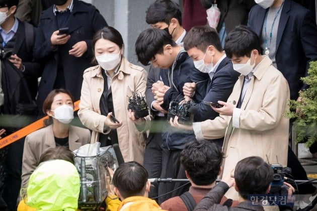 텔레그램 성 착취 사건과 관련해 조주빈과 함께 텔레그램 '박사방'의 공동 운영자로 알려진 '부따' 강훈(만 18세)이 17일 오전 서울 종로경찰서에서 검찰에 송치되기 위해 호송차량으로 향하고 있다. 최혁 한경닷컴 기자 chokob@hankyung.com