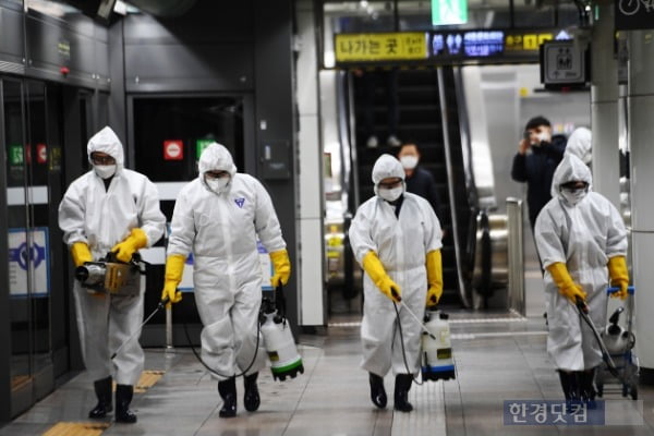 서울교통공사가 지난 2월 서울 5호선 광화문역에서 코로나19 감염증 확산 방지를 위해 방역작업을 실시하고 있다.  /사진=최혁 한경닷컴 기자 chokob@hankyung.con(기사와 무관)