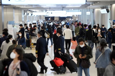  "모처럼 북적"…황금연휴 맞은 김포공항