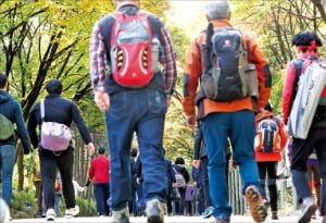 관악산 등산로를 찾은 등산객들이 붐비고 있다. (사진 = 한경DB)