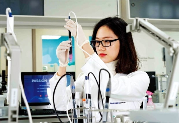 삼성바이오에피스 연구원이 인천 송도 연구소에서 약물 실험을 하고 있다.  /삼성바이오에피스 제공 
