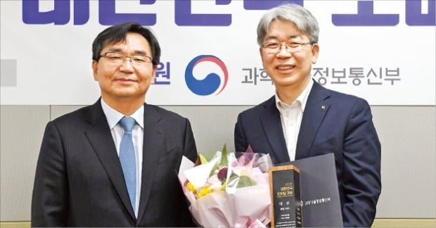  ‘2020 대한민국 모바일 대상’ 시상식이 지난달 31일 한국경제신문사에서 열렸다. 대상인 국민은행의 한동환 디지털금융그룹 부행장(오른쪽)과 하영춘 한경닷컴 대표.  /최혁 한경닷컴 기자 