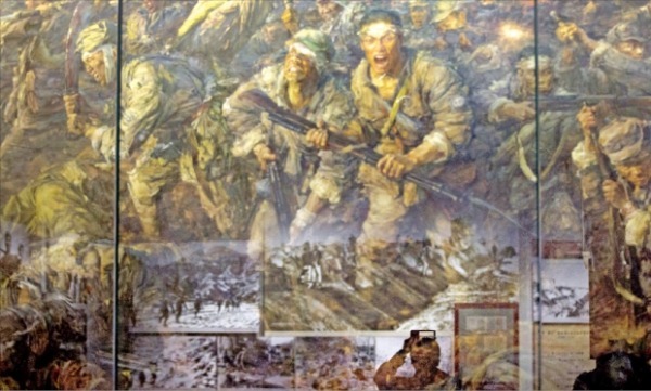 베이징 중국인민항일전쟁기념관에 걸린 대형 벽화. 중일전쟁 때 중국 항일부대와 일본군의 전투 장면을 담았다.  /한경DB 