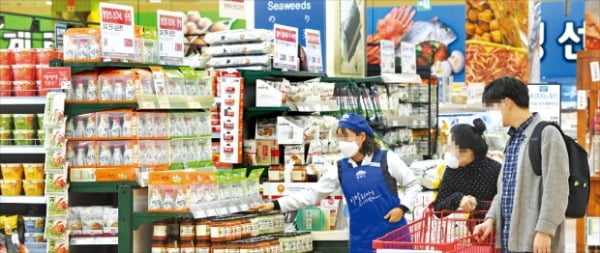 통계청은 지난달 소비자물가 상승률이 전년 동월보다 1.0% 상승했다고 2일 발표했다. 식료품 등을 제외한 근원물가는 0.4% 오르는 데 그쳐 20년3개월 만에 가장 낮은 상승률을 보였다. 소비자들이 서울의 한 대형마트에서 가공식품을 살펴보고 있다.  신경훈 기자 khshin@hankyung.com 