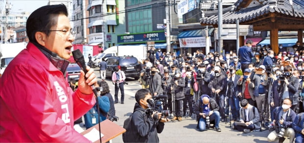 황교안 미래통합당 대표가 2일 서울 종로구 청운효자동에서 유세 차량에 올라 주민들에게 지지를 호소하고 있다.  연합뉴스 