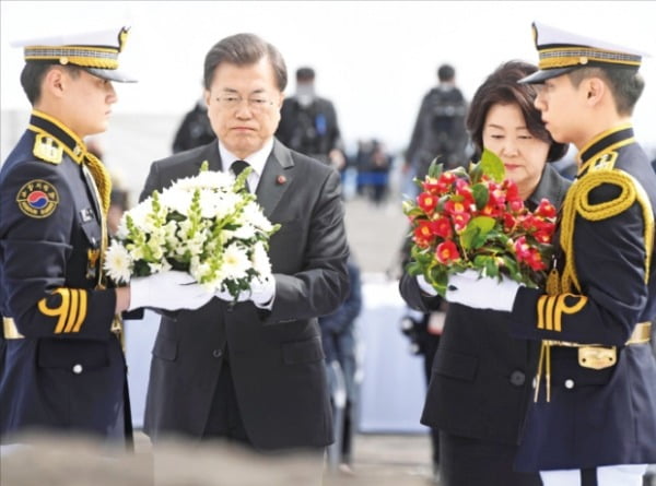 문재인 대통령과 김정숙 여사가 3일 제주 4·3평화공원에서 열린 ‘제72주년 제주 4·3 희생자 추념식’에서 위령제단에 헌화하고 있다. 제주=허문찬  기자 sweat@hankyung.com 