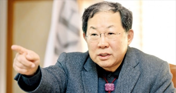 "무차별 돈살포 안돼…경제 기저질환부터 고쳐라"