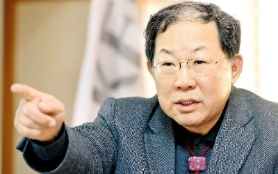 "무차별 돈살포 안돼…경제 기저질환부터 고쳐라"