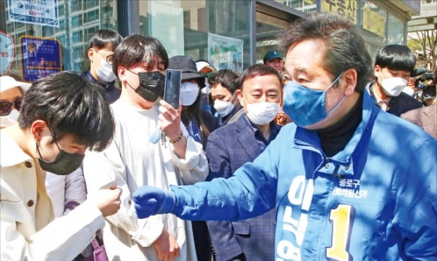 < 무악동에서… > 이낙연 더불어민주당 공동상임선거대책위원장이 5일 서울 종로구 무악동에서 거리유세를 하며 시민들과 인사하고 있다.  뉴스1 