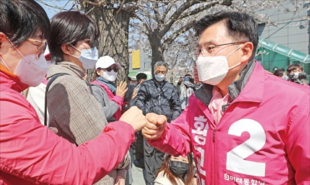 < 평창동에서… > 황교안 미래통합당 대표가 5일 서울 종로구 평창동에서 주민들과 주먹 인사를 하며 지지를 호소하고 있다.  연합뉴스 