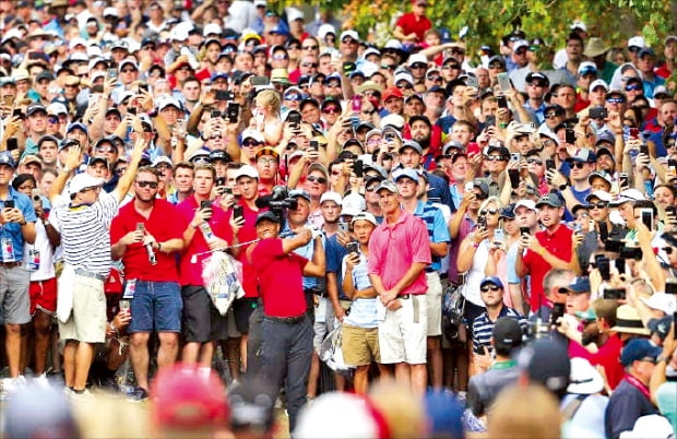 PGA챔피언십은 타이거 우즈(가운데 빨간 티셔츠)의 부활조짐을 가장 뚜렷하게 확인해준 대회다. 우즈는 2018년 8월 이 대회를 단독 2위로 끝낸 뒤 9월 열린 투어챔피언십에서 복귀 후 첫승을 올렸다.  Getty Images Bank 