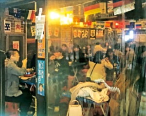 지난 5일 저녁 손님들로 꽉 찬 서울 이태원동의 한 술집. 양길성 기자 
 
