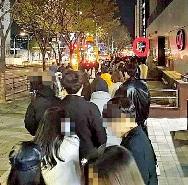 < 클럽 앞은 장사진 > 지난 주말 서울 강남과 이태원동 거리는 클럽과 술집을 찾으려는 사람들로 북적였다. 지난 5일 인터넷 커뮤니티에 올라온 서울 논현동의 한 클럽 사진. 클럽에 입장하려는 사람들이 길게 줄을 서 있다. 인터넷커뮤니티 캡처 