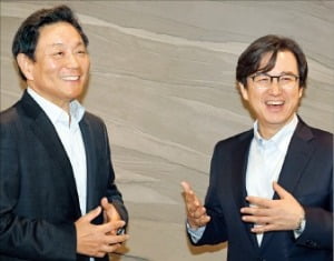 고순동 전 한국마이크로소프트 대표(왼쪽)와 이성열 SAP코리아 대표가 지난해 11월 서울 광화문의 한 사무실에서 이야기를 나누고 있는 모습. 