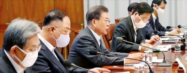 < 4차 비상경제회의 주재하는 문 대통령 > 문재인 대통령이 8일 청와대에서 열린 신종 코로나바이러스 감염증(코로나19) 사태 대응을 위한 제4차 비상경제회의에서 발언하고 있다. /허문찬 기자 sweat@hankyung.com 