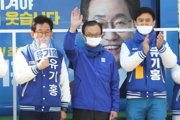 이해찬 더불어민주당 상임선대위원장이 9일 오전 서울 관악구 서울대입구역 주변에서 유기홍 민주당 관악갑 후보의 지원 유세에 나서고 있다.  /뉴스1