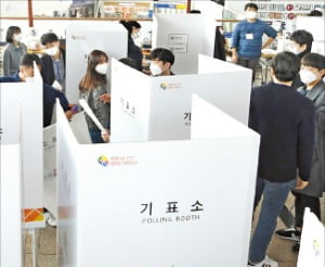 서울시선거관리위원회 직원들이 4·15 총선 사전투표 하루 전인 9일 서울역에 사전투표소를 설치하고 있다.  /허문찬 기자 sweat@hankyung.com  