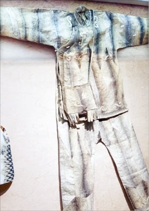 봉강시 박물관에 전시된 혁철족의 어피옷
 