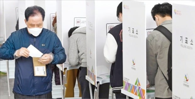 사전투표소에서 시민들이 마스크를 착용한 채 투표하고 있다.  /김범준  기자 bjk07@hankyung.com 