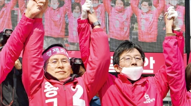 < 마침내 만났다 > 황교안 미래통합당 대표(왼쪽)와 같은 당 유승민 의원이 12일 서울 서린동 청계광장에서 손을 맞잡고 유권자들의 지지를 호소하고 있다. 신경훈 기자 khshin@hankyung.com 