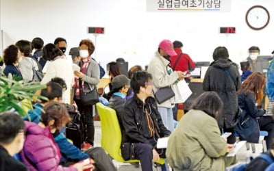 "작년보다 신청일 이틀 더 많아서"…3월 실업급여 급증했다는 정부