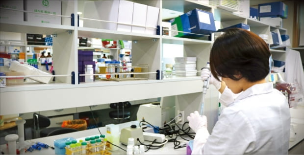 툴젠 연구원이 서울 가산동 본사 연구소에서 약물 실험을 하고 있다.   툴젠 제공 