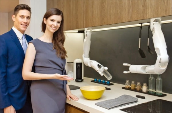지난 1월 미국에서 열린 CES 2020에 소개된 삼성전자의 ‘삼성봇 셰프’. 삼성봇 셰프는 주방장을 도와 요리를 보조한다.   삼성전자 제공
 