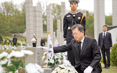 문재인 대통령 "고용 유지하는 기업 우선 지원"