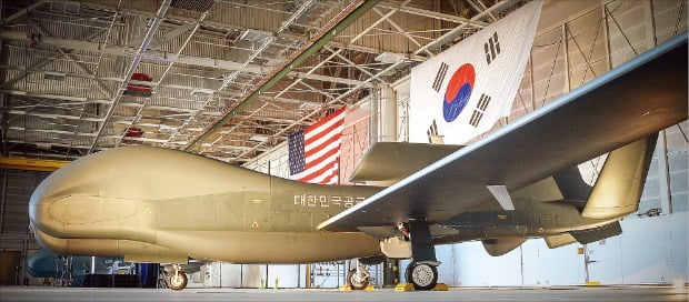 < 한국 도착한 ‘글로벌호크’ 2호기…해리스 주한 미국대사가 공개 > 해리 해리스 주한 미국대사는 19일 트위터를 통해 한국군이 미국으로부터 구매한 고고도 무인정찰기 글로벌호크(RQ-4) 2호기 사진을 공개했다. 해리스 대사 트위터 