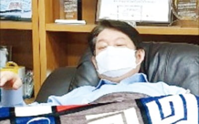 쪽잠 자며 '방역 사투' 벌인 대구시장 "집단면역 위해 아파도 되는 사람 없다"