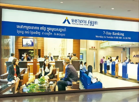 프놈펜의 은행. 일요일도 영업한다(7-days banking)고 쓰여 있다.
 