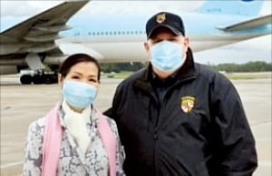 지난 18일 한국에서 구매한 진단키트를 인수하기 위해 볼티모어공항에 나온 래리 호건 메릴랜드주지사(오른쪽)와 부인 유미 호건 여사.   래리 호건 주지사 트위터 캡처 