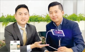 박재영(왼쪽)·박성재 세니텍 대표가 22일 출시한 휴대용 가시광선 소독기 ‘브이가디언’을 소개하고 있다.        /서기열  기자 