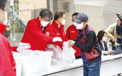 구세군 한국군국, 쪽방 주민들 위해 '도시락 나눔'…경비원 등 기부 캠페인도 진행