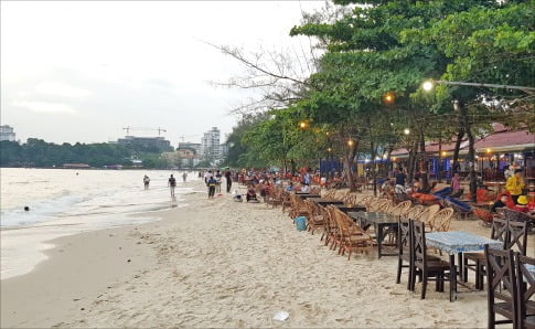 시아누크빌 해변. 해변 앞까지 관광객을 위한 야외 테이블이 있다. 
