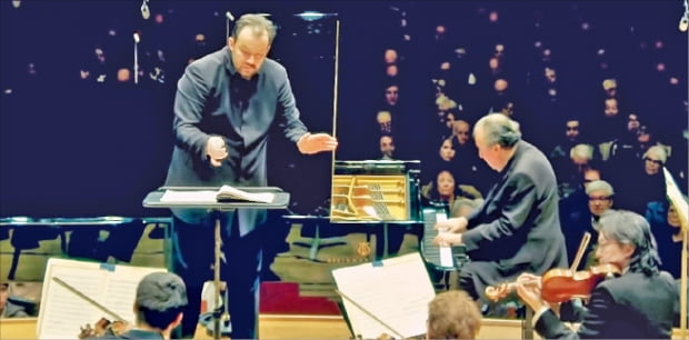 안드리스 넬슨스와 피아니스트 예핌 브론프만이 협연한 보스턴심포니 공연. 