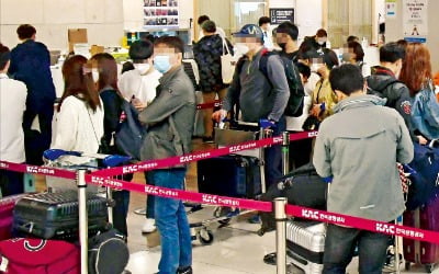 황금연휴 시작 김포공항 북적